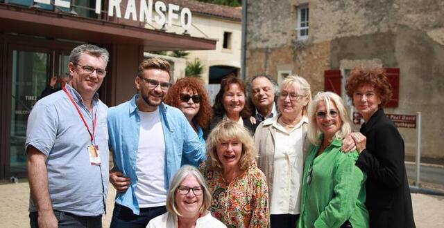 photo  étienne michaud, à gauche, accompagné des membres du jury de l’édition 2025 du festival rêves de court, à benet (vendée).  ©  alexis penigaud 