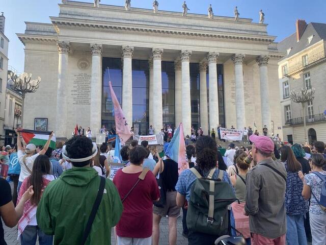 photo les manifestants devant le théâtre graslin, à nantes.  ©  ouest-france