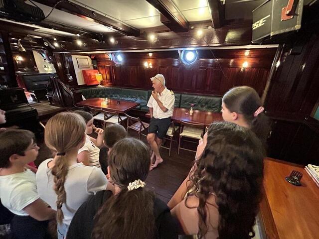 photo les splendides salons du bateau qui a été construit pour les recherches scientifiques mais aussi pour l’agrément de la famille royale des pays-bas.  ©  ouest-france