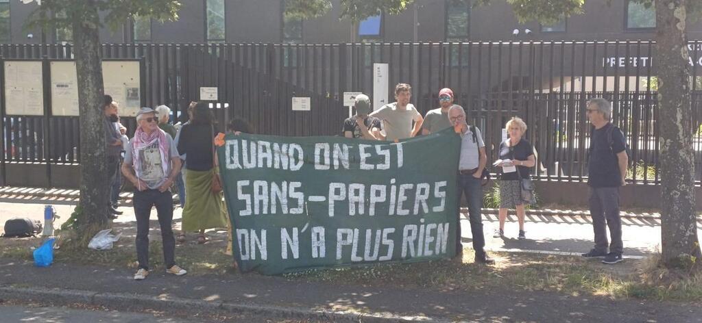 À Rennes, un rassemblement devant la préfecture en soutien aux personnes sans-papiers