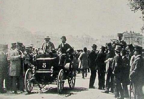 photo  il y a cent trente ans, la première course automobile de l’histoire avait lieu, voici son histoire - levassor et d’hostingue, les futurs vainqueurs, dans leur voiture  ©  via commons wikimedias 