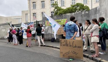 « C’est inacceptable »: profs et parents réunis contre les fermetures de classes en