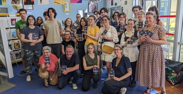 photo  les lycéens de la herdrie, à basse-goulaine (loire-atlantique) ayant participé au projet de l’écriture du roman avec guillaume le cornec (deuxième en bas, à gauche).  ©  ouest-france 