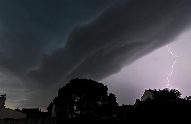 photo météo france avait annoncé des orages pour le milieu d’après-midi en loire-atlantique, ceux-ci ont zébré le ciel de nantes avec intensité dès 13 h 30, ce vendredi 13 juin.  ©  franck dubray / ouest france