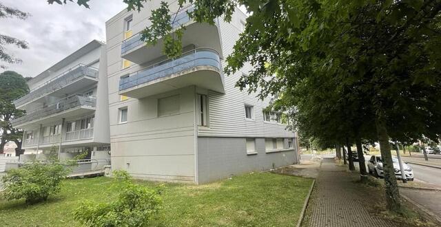 photo  à rezé, commune au sud de l’agglomération nantaise, un homme a été tué de plusieurs coups de couteau et son corps a été découvert par un voisin, vendredi 13 juin, entre 15 h 30 et 16 h, dans le hall de cet immeuble situé place robert-plissonneau. un suspect a été placé en garde à vue le soir même à 20 h.  ©  ouest-france 