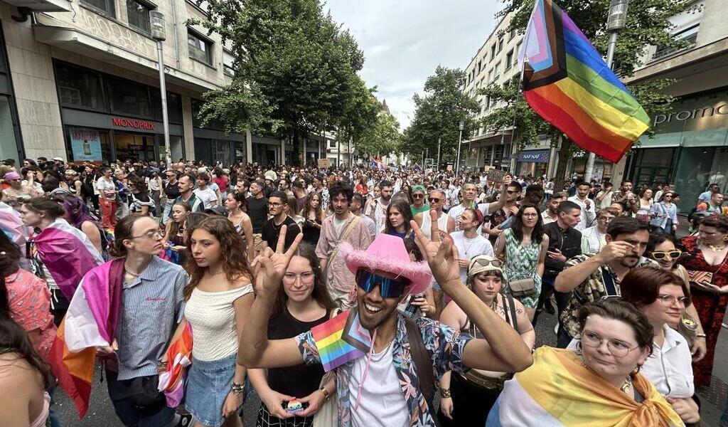 Une déferlante arc-en-ciel dans les rues de Nantes