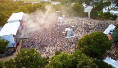 « Ils ont le sentiment d’être privilégiés » : bénévoles en festival, une main-d’œuvre