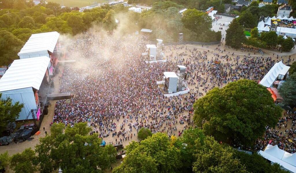 « Ils ont le sentiment d’être privilégiés » : bénévoles en festival, une main-d’œuvre