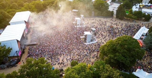 photo  au festival la nuit de l’erdre à nort-sur-erdre, qui compte 11 salariés, 2 300 bénévoles sont à pied d’œuvre en juillet.  ©  franck dubray / ouest france 