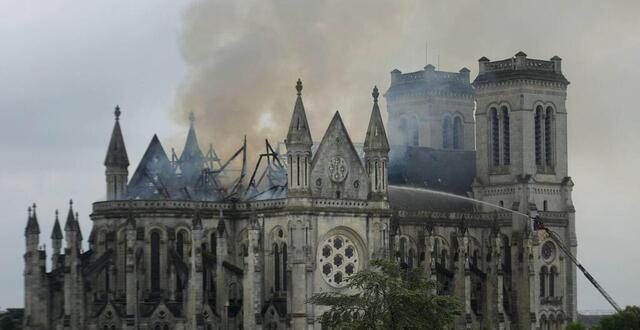 photo  le feu s’est déclaré dans la toiture de l’édifice, se propageant rapidement à toute la charpente.  ©  archives po-ol 