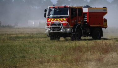 L’exploitant agricole contribue à éteindre le feu de son champ près de Nantes