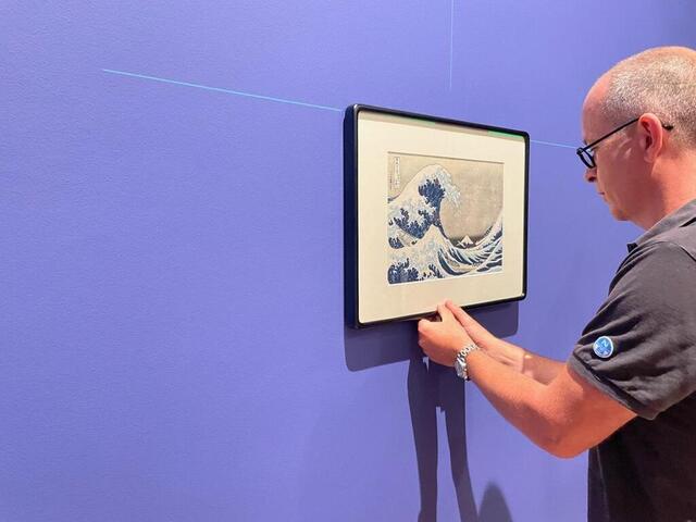 photo pierre chotard, responsable des expositions temporaires au château de nantes, ajuste les derniers réglages de l’accrochage de la célèbre grande vague d’hokusai.  ©  ouest-france