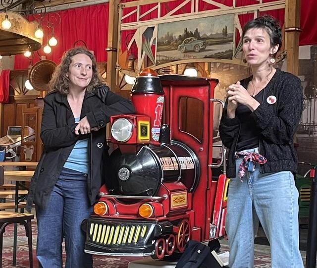 photo corinne ernoux et solène cailleau, de la ko-compagnie, au milieu des manèges du grand huit.  ©  ouest-france