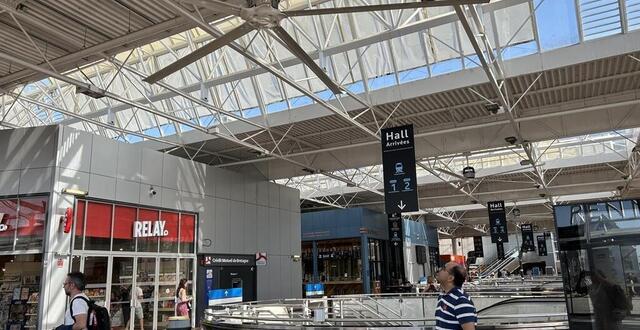 photo  la sncf a installé des ventilateurs géants sous les verrières, notamment dans la zone des départs.  ©  ouest-france 