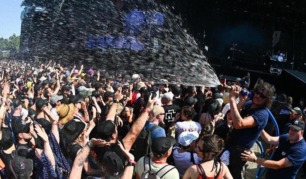 EN IMAGES. Sous un soleil de plomb, le public du Hellfest à la recherche d’eau et de fraîcheur
