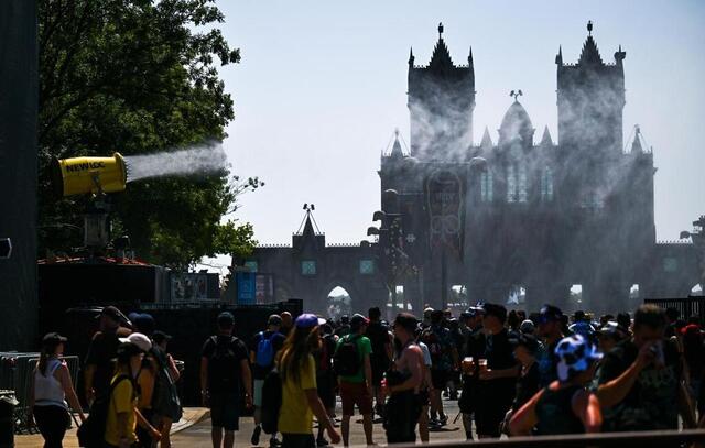 photo un brumisateur géant. au hellfest, tout est fait pour rafraîchir le public  ©  franck dubray / ouest france