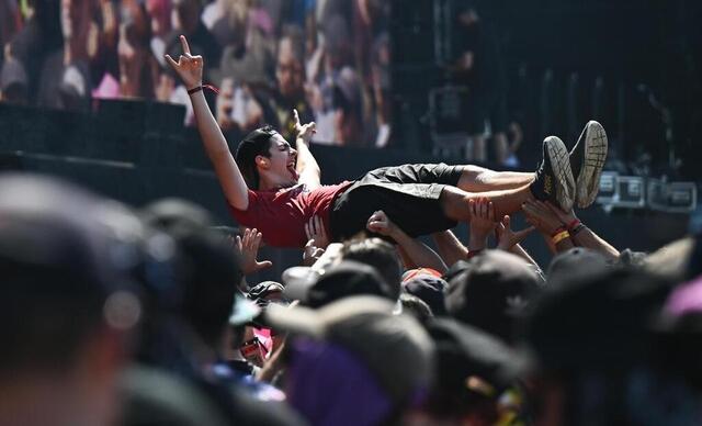 photo se faire porter par les autres : une solution pour avoir un peu d’air au milieu d’une foule !  ©  franck dubray / ouest france