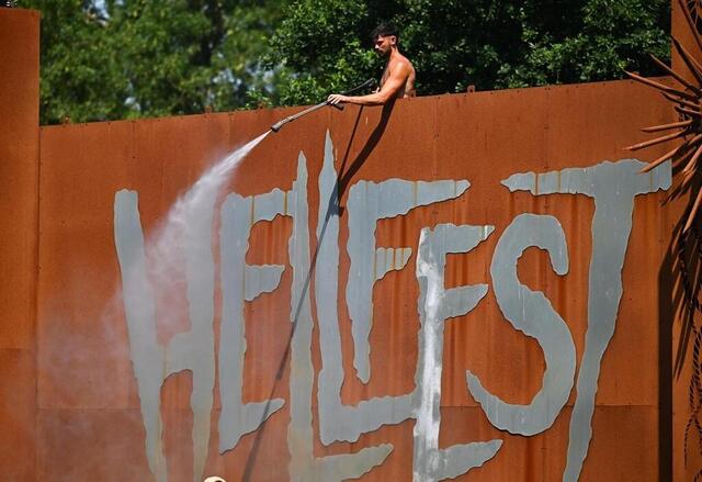 photo un jet d’eau pour arroser et rafraîchir le public. un geste précieux avec ces températures caniculaires : à nantes, il a fait 35,3 °c ce vendredi 20 juin.  ©  franck dubray / ouest france