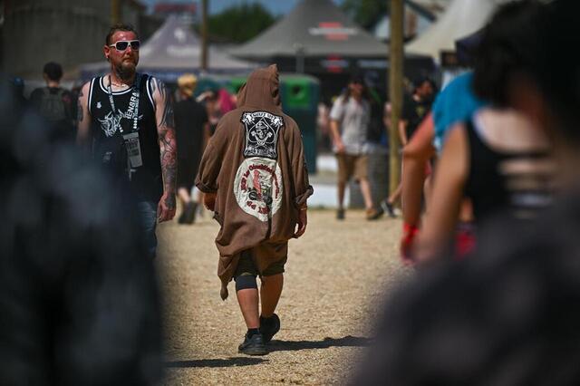 photo …quand d’autres restent bien couverts comme ici cet homme avec sa veste longue !  ©  franck dubray / ouest france