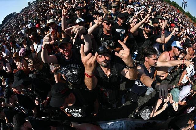 photo la chaleur n’arrête pas un fan du hellfest !  ©  franck dubray / ouest france