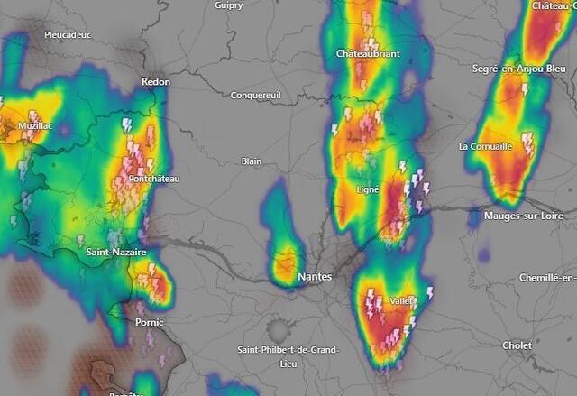photo une image radar qui montre la position des orages sur la loire-atlantique à 17 h 55 ce mercredi 25 juin 2025.  ©  windy.com
