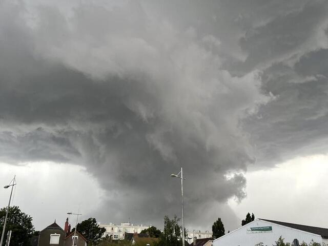 photo un nuage impressionnant capté au-dessus de la ville d'ancenis ce mercredi 25 juin 2025  ©  ouest-france