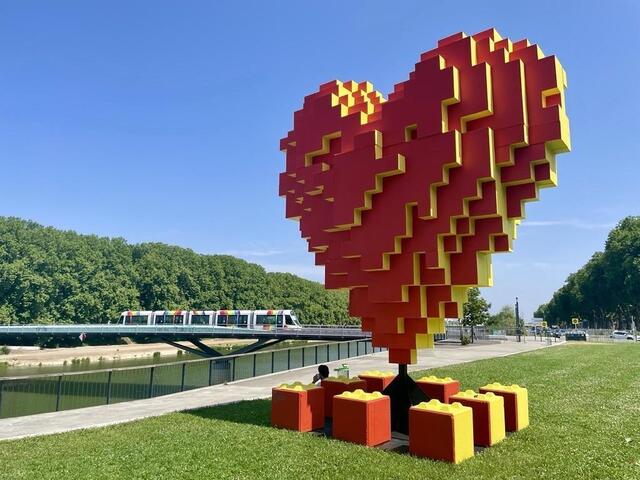 photo la sculpture « cœur de l’été » a été installée sur l’esplanade cœur de maine. co  ©  co