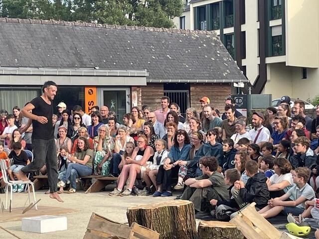 photo première représentation des « maîtres du désordre », mercredi 25 juin, devant le public à pacé.  ©  ouest-france