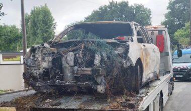 En Loire-Atlantique, la voiture perd le contrôle, arrache une haie et finit sa course dans un