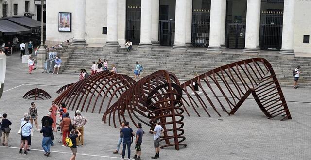photo  place graslin, devant le théâtre, mothership de prune nourry. comme son nom l’explicite, une sculpture inspirée par la coque retournée d’un navire et une femme enceinte. elle a d’ailleurs été réalisée d’après le corps d’une femme enceinte de huit mois plongée dans une piscine gonflable remplie de lait.  ©  jérôme fouquet/ouest-france 