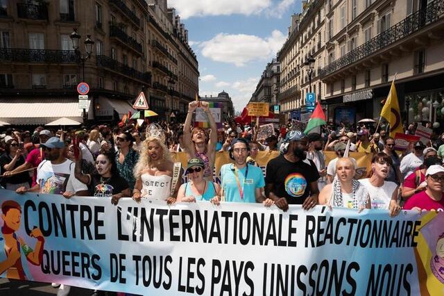 photo le cortège de tête de la pride de paris.  ©  emil lombardo / hans lucas via afp