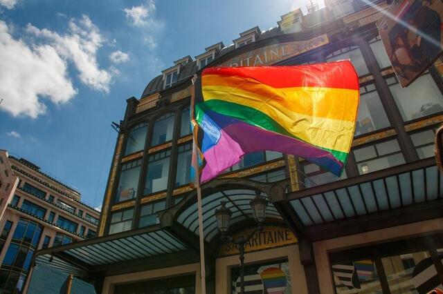 photo la pride a eu lieu sous le soleil et sous la chaleur.  ©  augustin pasquini / hans lucas via afp