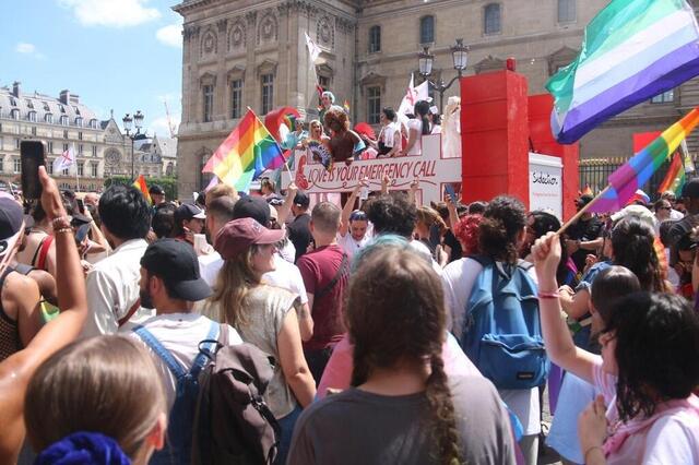 photo de nombreuses personnes ont pris part à la marche des fiertés à paris le 28 juin 2025.  ©  quentin de groeve / hans lucas via afp