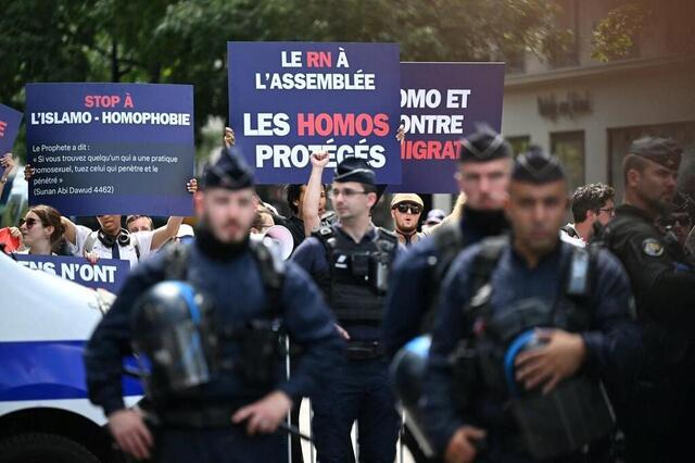 photo des policiers lors de la marche à paris autour du collectif identitaire eros.  ©  julie sebadelha / afp
