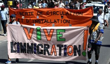 « Machine à fabriquer des sans-papiers » : à Rennes, 500 personnes dénoncent la politique