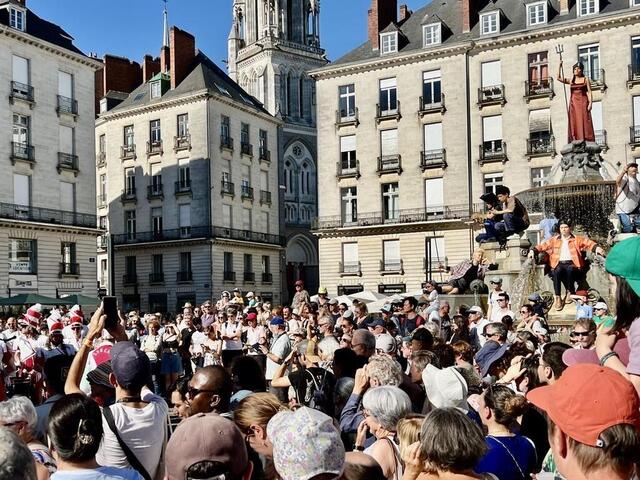 photo la place royale noire de monde pour le démarrage du festival, ce samedi soir.  ©  christian meas