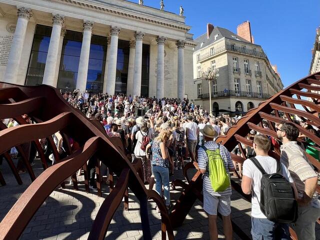 photo la place graslin où a été installée « mothership », de prune nourry, représentant une femme enceinte et allongée.  ©  christian meas