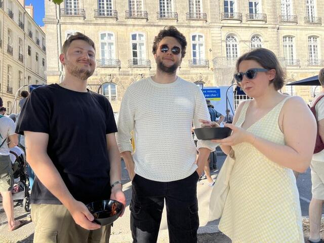 photo aux abords du square daviais, simon, yann et brunehilde profitent de bons petits plats avant de poursuivre la fête.  ©  christian meas