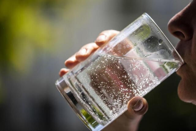 photo avec les fortes chaleurs, il est recommandé de boire beaucoup d’eau.  ©  archives afp