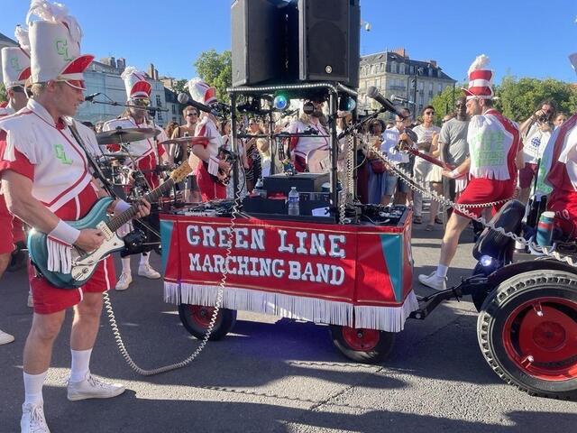 photo le public était invité à suivre la fanfare dans les rues de la ville.  ©  ouest-france