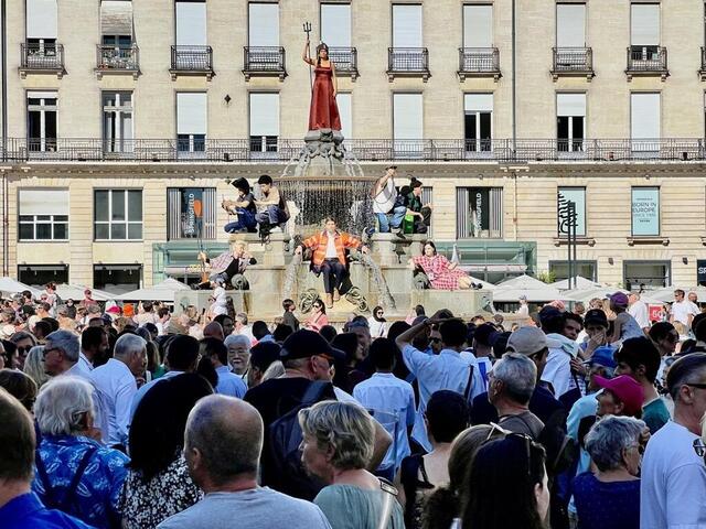 photo la place royale noire de monde, alors que les figures hyperréalistes de willem de haan se sentent comme chez elles sur la fontaine.  ©  ouest-france