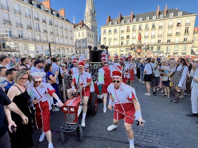 photo au départ du cortège, samedi soir, après les discours des élus lançant le festival.  ©  ouest-france