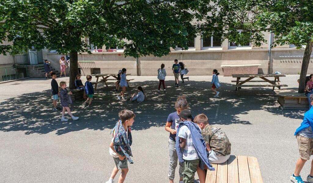 Vagues de chaleur : des écoles fermées ce lundi, sont-elles adaptées au réchauffement