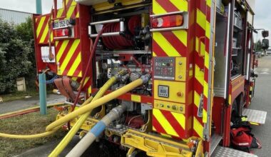 Le feu de champ menace des habitations et brûle une vingtaine de bottes de foin près de Nantes