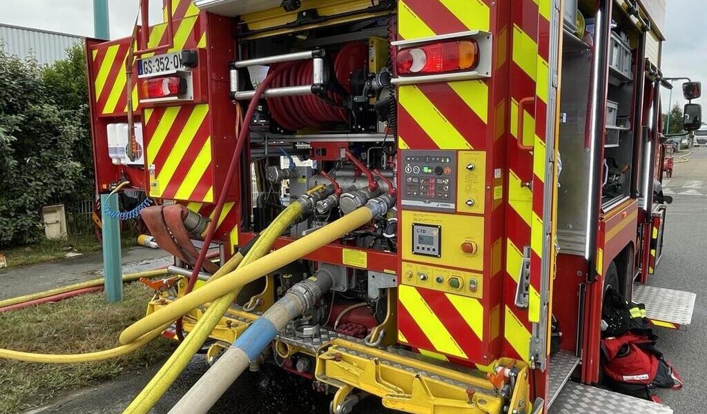 Le feu de champ menace des habitations et brûle une vingtaine de bottes de foin près de Nantes
