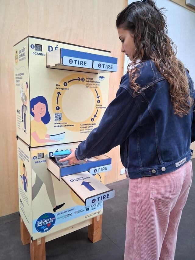 photo les quatre étapes d’utilisation : se connecter à son compte boîte nomade, tirer la languette et poser sa boîte dans le tiroir, pousser la languette pour pousser la boîte dans le collecteur et scanner le qr code pour récupérer l’argent de sa consigne.  ©  les boites nomades