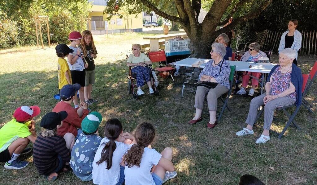 À Saint-Jacques, enfants et résidents de l’Ehpad se sont retrouvés autour de photos d’antan