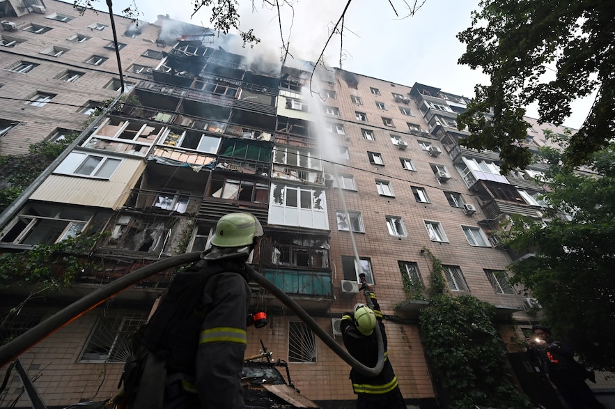 Des pompiers luttent contre un incendie dans un immeuble après une série d'attaques russes contre la ville de Kharkiv, dans l'est de l'Ukraine, le 7 juin 2025
