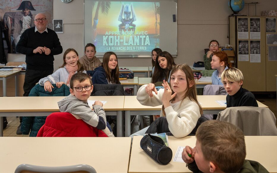 Olivier Joos, professeur d'histoire-géographie au collège Monsigny à Fauquembergues (Pas-de-Calais) avec sa classe de 6e. LP/Sarah Alcalay