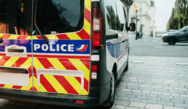 IL INHALE DU GAZ HILARANT DEVANT LES POLICIERS
